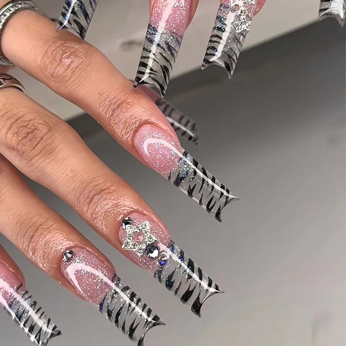 24Pcs Rhinestones Press on Nails Art Datachable Glitter French Acrylic Nails Tip Flower Long Square Fake Nail Pink False Nails