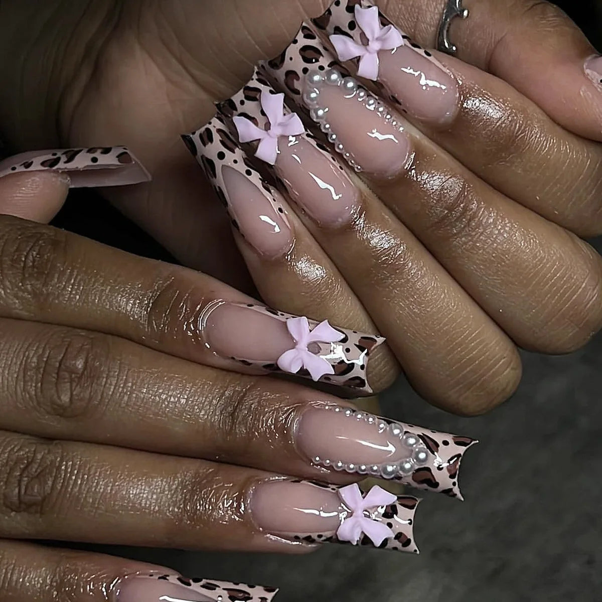 24Pcs Rhinestones Press on Nails Art Datachable Glitter French Acrylic Nails Tip Flower Long Square Fake Nail Pink False Nails